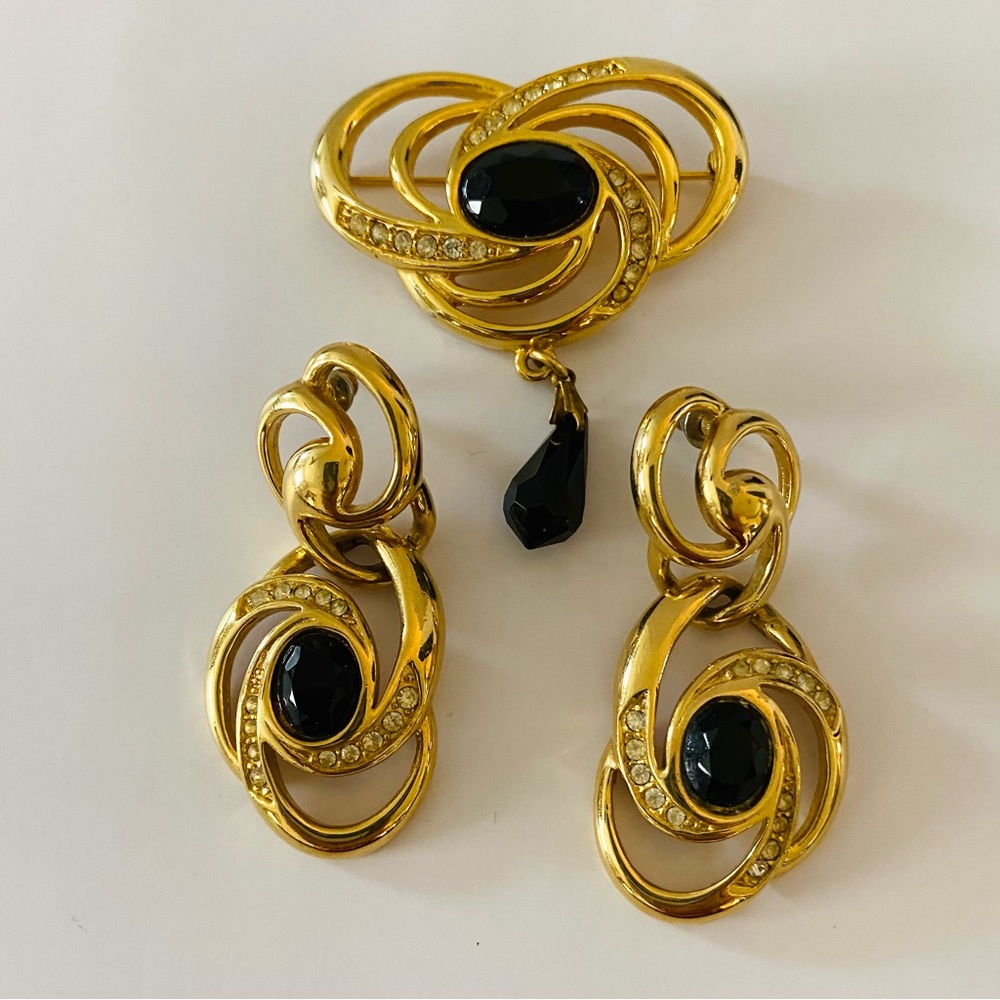 Vintage Jewelry Sets Gold Tone And Black Heart Shape Earrings and Brooch.